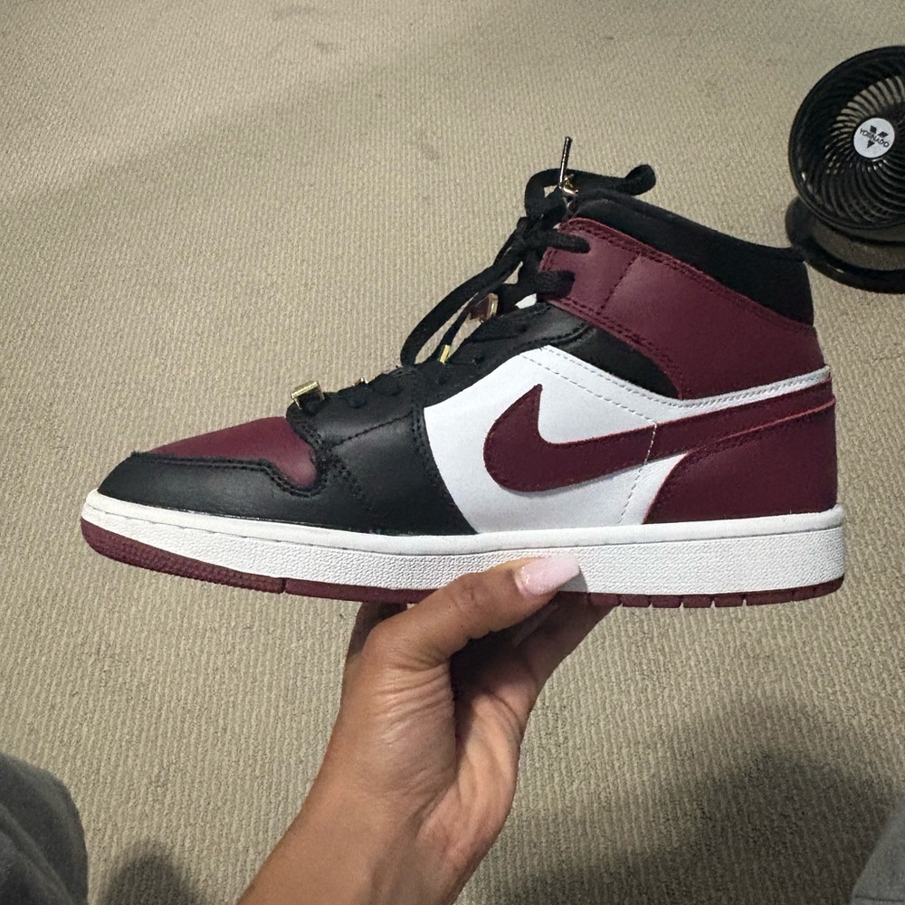 Nike Jordan 1 Men's 8.5 Black and Burgundy Sneakers
